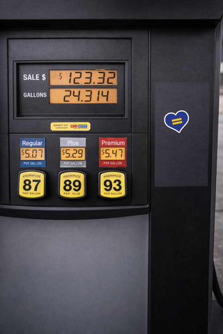 Fuel pump display with price and quantity information, featuring a heart symbol on a dark background.